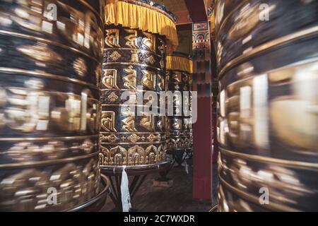 Buddhist Prayer Räder in Bewegung in Yuksum Kloster, Sikkim, Indien Stockfoto