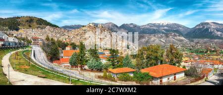 Panoramablick auf Morano Calabro. Eines der schönsten Dörfer (mittelalterliches borgo) in Kalabrien. Italien. Stockfoto