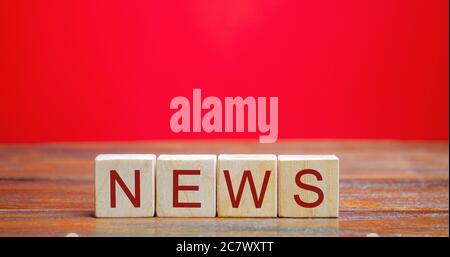 Holzblöcke mit dem Wort Nachrichten. Überprüfen Sie die wichtigsten Ereignisse und Analysen. Fake News. Die wichtigsten Ereignisse in Land und Welt. Falsch / wahr Stockfoto