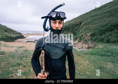 Junger Kaukasischer Mann in speziellen Tauchkleidung und Brille Stockfoto