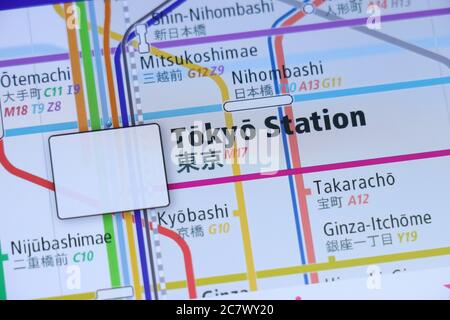 Tokyo Station auf Tokyo U-Bahn Karte auf Smartphone-Bildschirm. Stockfoto