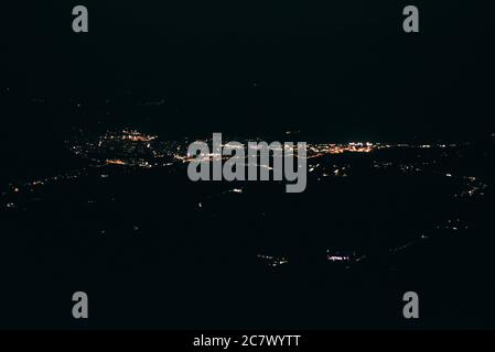 Lichter kommen von den Gebäuden der Stadt in der Nacht Stockfoto