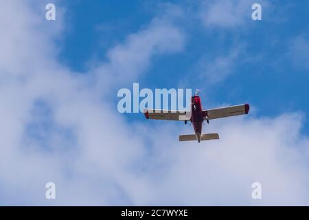 Ein Flugzeug am Himmel Stockfoto