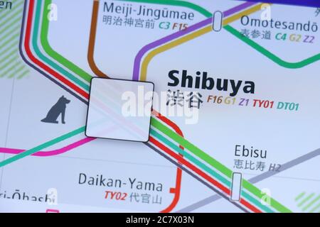 Shibuya Station auf Tokyo U-Bahn Karte auf Smartphone-Bildschirm. Stockfoto