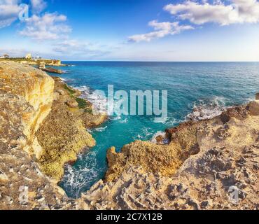 Strand Torre Sant'Andrea und der Insel Scoglio Tafaluro, Otranto Region Adria Küste des Salento, Apulien, Italien Stockfoto