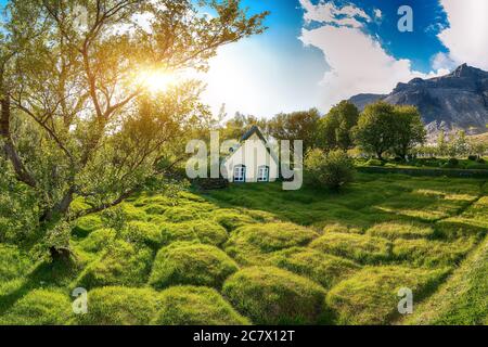 Malerische Aussicht auf Rasen-Top-Kirche Hofskirkja während des Sonnenuntergangs. Lage: Dorf Hof, Skaftafell, Vatnajokull Nationalpark, Europa. Stockfoto