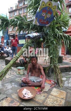 Kathmandu, Nepal. Juli 2020. Ein Mann verkleidet sich als Dämon sitzt unter dem Bildnis des Dämons während der Feier des Ghantakarna-Festivals. (Foto von Archana Shrestha/Pacific Press) Quelle: Pacific Press Agency/Alamy Live News Stockfoto