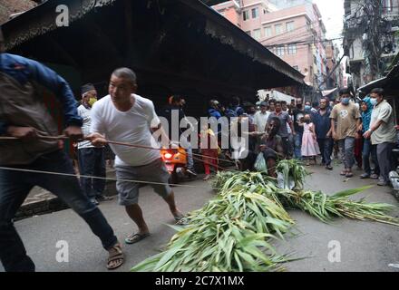 Kathmandu, Nepal. Juli 2020. Menschen aus der Gemeinde Newar ziehen ein Abbild des Dämons zusammen mit einem Dummy des Dämons darüber während der Feier des Ghantakarna Festivals. Ghantakarna Festival wird in der Niederlage des Dämons Ghantakarna gefeiert, die die bösen Geister jagen und das gute Vermögen bringen. (Foto von Archana Shrestha/Pacific Press) Quelle: Pacific Press Agency/Alamy Live News Stockfoto