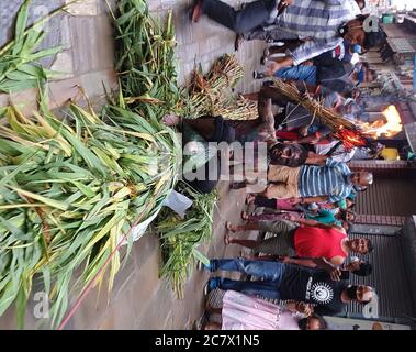 Kathmandu, Nepal. Juli 2020. Ein Mann verkleidet sich als Dämon trägt brennendes Feuer sitzt auf einem Bildnis des Dämons, während Menschen aus der Newar-Gemeinschaft ziehen es während der Feier des Ghantakarna Festival. (Foto von Archana Shrestha/Pacific Press) Quelle: Pacific Press Agency/Alamy Live News Stockfoto