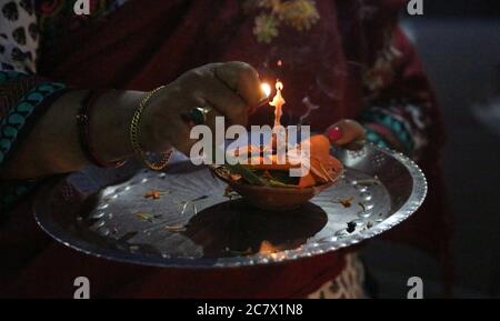 Kathmandu, Nepal. Juli 2020. Eine Frau aus der Gemeinde Newar bietet Gebete während der Feier des Ghantakarna-Festivals. (Foto von Archana Shrestha/Pacific Press) Quelle: Pacific Press Agency/Alamy Live News Stockfoto