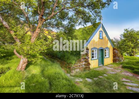 Malerische Aussicht auf Rasen-Top-Kirche Hofskirkja während des Sonnenuntergangs. Lage: Dorf Hof, Skaftafell, Vatnajokull Nationalpark, Europa. Stockfoto