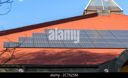 Blick auf die Solarzellen in einer Reihe auf dem Dach installiert Stockfoto