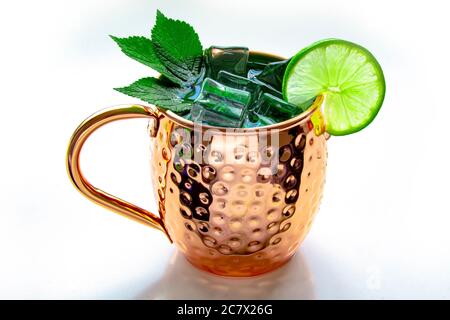 Moscow Mule Becher Getränk auf weißem Hintergrund Stockfoto