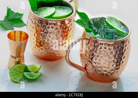 Moscow Mule Mug Cocktail Drinks auf weißem Hintergrund Stockfoto