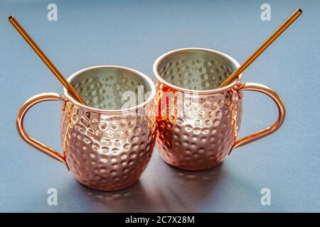 Moscow Mule Becher auf einer dunklen Oberfläche Stockfoto