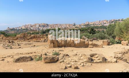 Die Telamonen des Zeustempel im Tal der Tempel in Agrigento, Sizilien, Italien Stockfoto