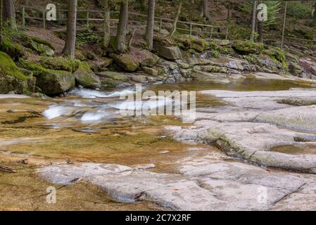 Blick auf den Fluss Mumlava bei Harrachov im Riesengebirge in Tschechien Stockfoto