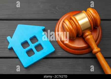 Nach der Scheidung zu Hause. Eigenschaftsbereich. Richter Gavel und Haus. Kauf oder Verkauf eines Hauses durch Auktion. Stockfoto