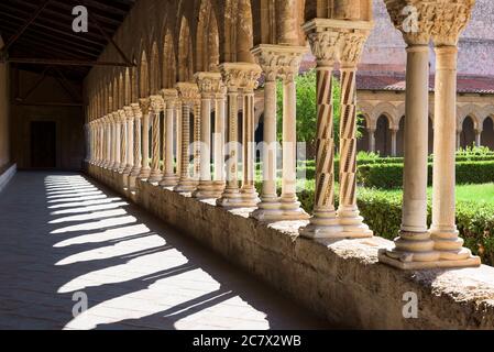 Verzierte Säulen im Kreuzgang der Abtei Monreale, Palermo, Italien Stockfoto