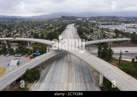 Luftaufnahme eines leeren Autobahnkreuzes 405 und 118 im San Fernando Valley von Los Angeles während der Covid-19 Pandemie Stockfoto