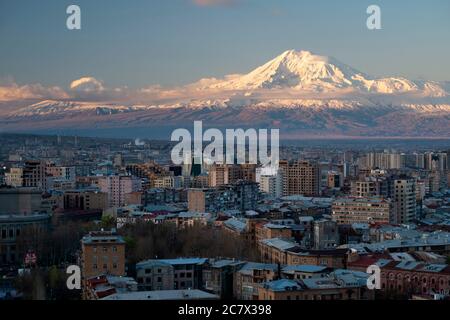 Blick am Morgen auf Mt. Ararat überragt die Skyline von Jerewan, Armenien Stockfoto