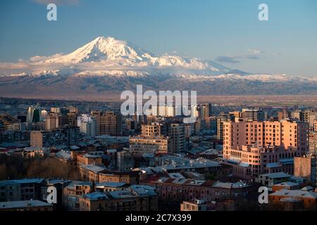 Blick am Morgen auf Mt. Ararat überragt die Skyline von Jerewan, Armenien Stockfoto