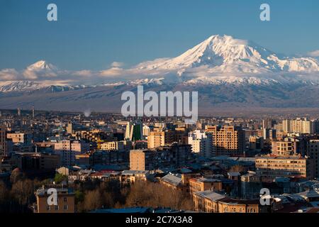 Blick am Morgen auf Mt. Ararat überragt die Skyline von Jerewan, Armenien Stockfoto