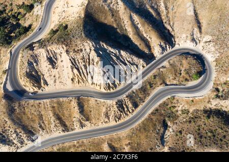 Haarnadelkurven biegen auf einer sehr kurvenreichen Straße in Grimes Canyon Road, Ventura County, Kalifornien Stockfoto
