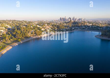 Luftaufnahme des Silver Lake Reservoir mit Downtown Los Angeles Skyline in der Ferne Stockfoto