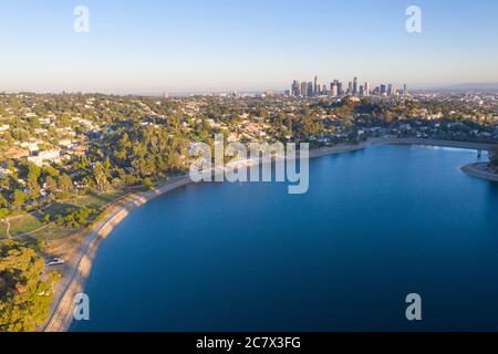 Luftaufnahme des Silver Lake Reservoir mit Downtown Los Angeles Skyline in der Ferne