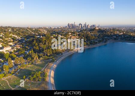 Luftaufnahme des Silver Lake Reservoir mit Downtown Los Angeles Skyline in der Ferne Stockfoto