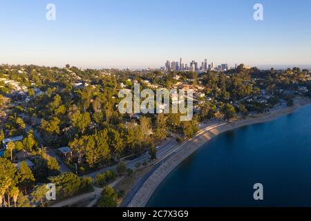 Luftaufnahme des Silver Lake Reservoir mit Downtown Los Angeles Skyline in der Ferne