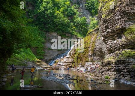 Ithaca, NY/USA - 19. Juli 2020: Wanderer kühlen sich in den Luzifer Falls im Robert H. Treman State Park ab, um der Sommerhitze zu entkommen. New York State p Stockfoto