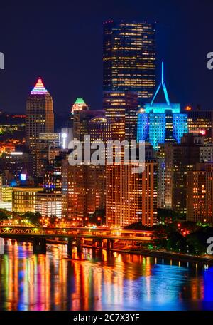 Vertikale Aufnahme der Skyline von Pittsburgh in PA mit Lichter in der Nacht Stockfoto