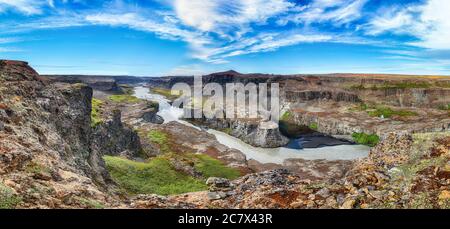 Fantastische Aussicht auf den Canyon und den Wasserfall Hafragilsfoss. Lage: Vatnajokull Nationalpark, Fluss Jokulsa a Fjollum, Nordost-Island, Europa Stockfoto