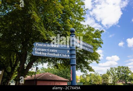 Wegweiser in Woking Park, der auf lokale Sehenswürdigkeiten, Sehenswürdigkeiten, Annehmlichkeiten und Einrichtungen in Woking, Surrey, Südostengland zeigt Stockfoto