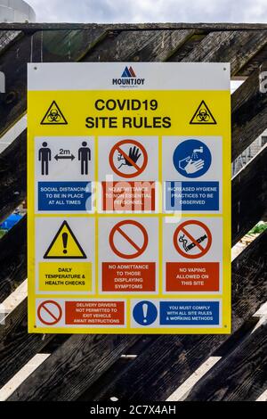 COVID-19 Baustellenregeln auf einer Baustelle in Woking, Surrey, Südostengland, einschließlich sozialer Distanzierung, Hygein- und Gesundheitskontrollen Stockfoto