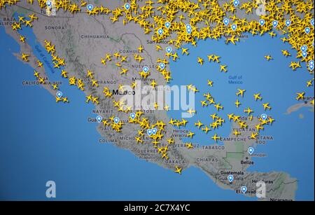 Flugverkehr auf Mexiko (20. juli 2020, UTC 21.33), im Internet mit Flightradar 24-Standort, während der Coronavirus-Pandemie Stockfoto