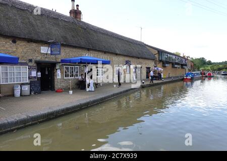 Stoke Bruerne Canal, Northants, Großbritannien - 19. Juli 2020: Das öffentliche Haus des Boat Inn. Stockfoto