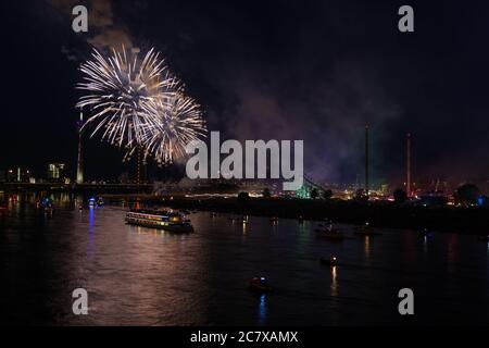 Nachts im Freien, bei einem bunten Feuerwerk über dem Rhein in Düsseldorf während des Rheinkirmes Festivals in der Sommersaison. Stockfoto