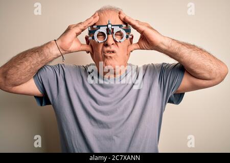 Middle Age Hory Mann Kontrolle Vision trägt Optometrie Brille über weißem Hintergrund leiden unter Kopfschmerzen verzweifelt und gestresst, weil Schmerzen und Stockfoto