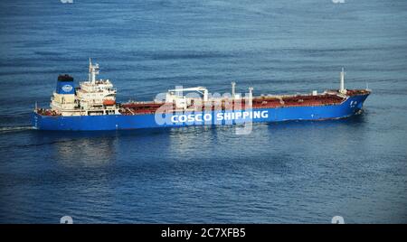 Ein COSCO Frachtschiff, das den East Lamma Kanal in Hongkong überquert. Stockfoto