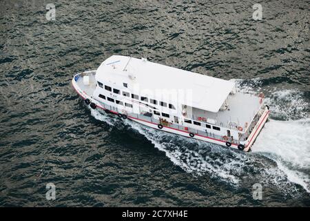 Hong Kong Elektrische Fähre auf dem Weg zum Kraftwerk der Lamma Insel in Hong Kong. Stockfoto