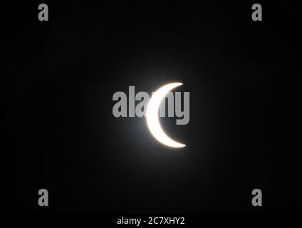 Die Sonnenfinsternis, die am 21. Juni 2020 in Hongkong zu sehen war. Stockfoto