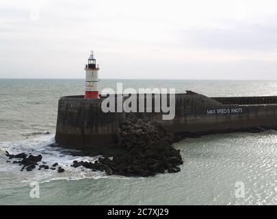 Leuchtturm am Ende der ths Hafenmauer im Hafen von Laboe, East Sussex, England, UK, von Bord aus die Sieben Schwestern Fähre nach Dieppe genommen Stockfoto