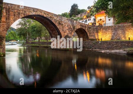 Landschaft mit der Königsbrücke über den Fluss Ceira aus dem 16. Jahrhundert in Góis, Portugal. Stockfoto