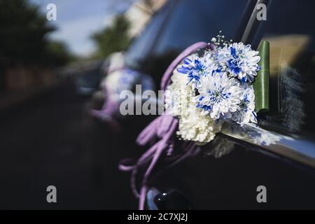 Nahaufnahme von Hochzeitsblumen in Weiß und Blau An Autoscheiben befestigt Stockfoto