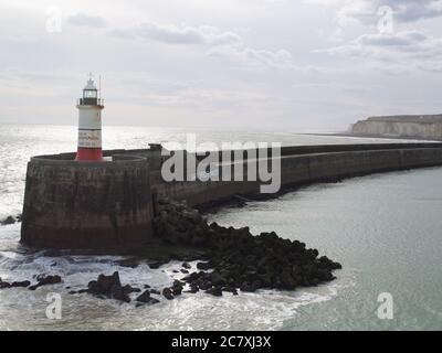 Leuchtturm am Ende der ths Hafenmauer im Hafen von Laboe, East Sussex, England, UK, von Bord aus die Sieben Schwestern Fähre nach Dieppe genommen Stockfoto