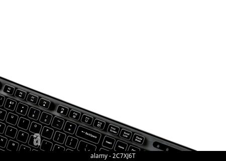 Zugeschnittenes Bild der schwarzen Tastatur auf weißem Hintergrund mit Kopierbereich Stockfoto
