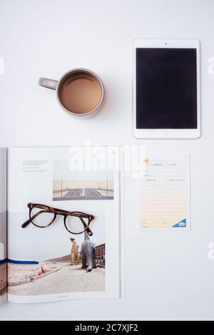 Nahaufnahme der wichtigsten Geschäftsstudien auf einem weißen Schreibtisch - Arbeit und Studium der Ästhetik Stockfoto